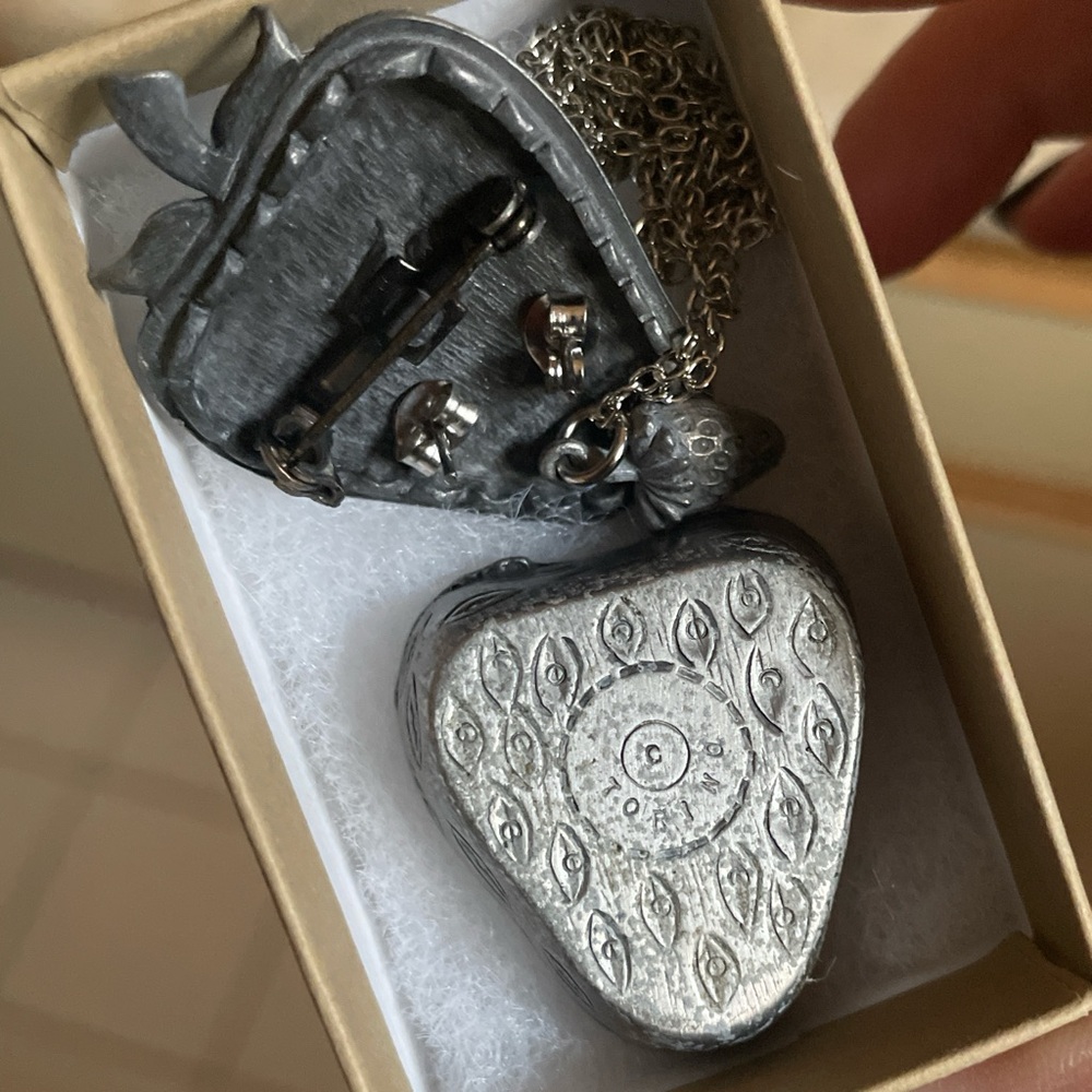 Strawberry-Shaped Pewter Trinket Box Vintage Torino Jewelry Set - Silver Tone - Picture 2 of 3